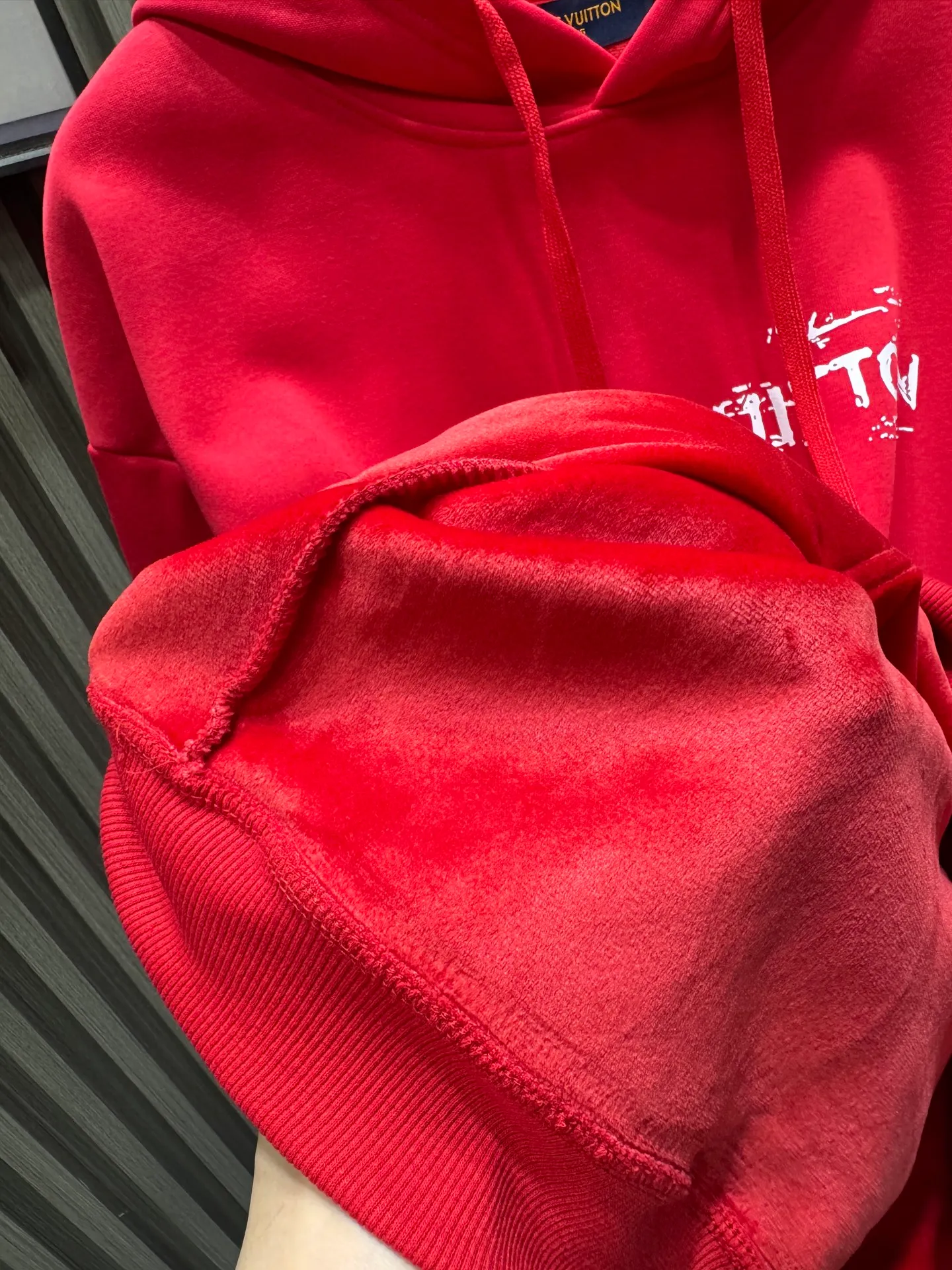 🅿️280 Louis Vuitton 1*v25 new autumn and winter new donkey brand series hooded pullover sweatshirt 400g pure cotton➕silver fox velvet The font of this sweatshirt is designed by the trend designer VERD, which adds a touch of casualness and free style. The classic combination of solid color sweatshirts. The neat corridor shape shows the minimalist style. Many trend stars interpret the upper body. Simple and comfortable street feeling. The stacking of sweatshirts + shirts will never go out of style. The comfort of a classic fit and the soft, lightweight non-brushed fabric make it super comfortable to wear.